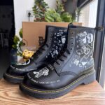 Dr. Martens 1460 Scribble 25245009 Botas Combat Boots Black Unisex 8-Eye